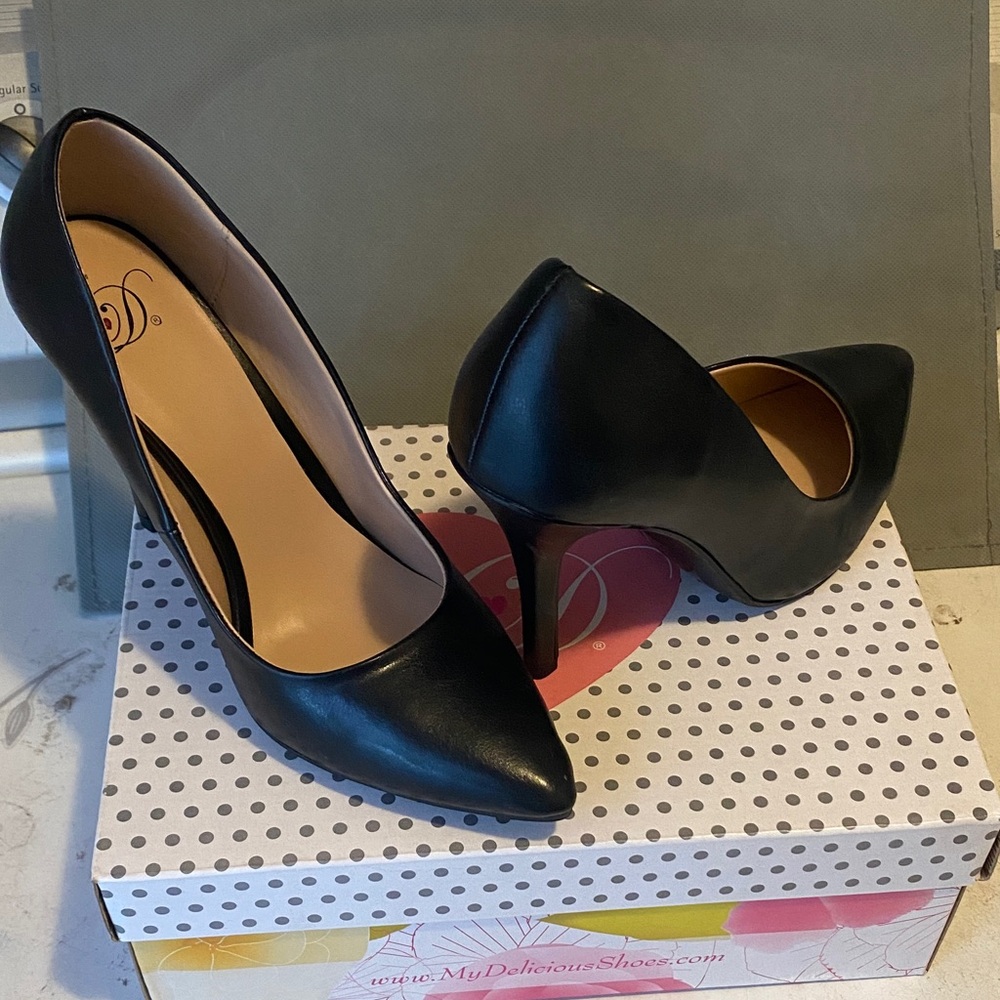 Delicious Black Pointed Toe Heels